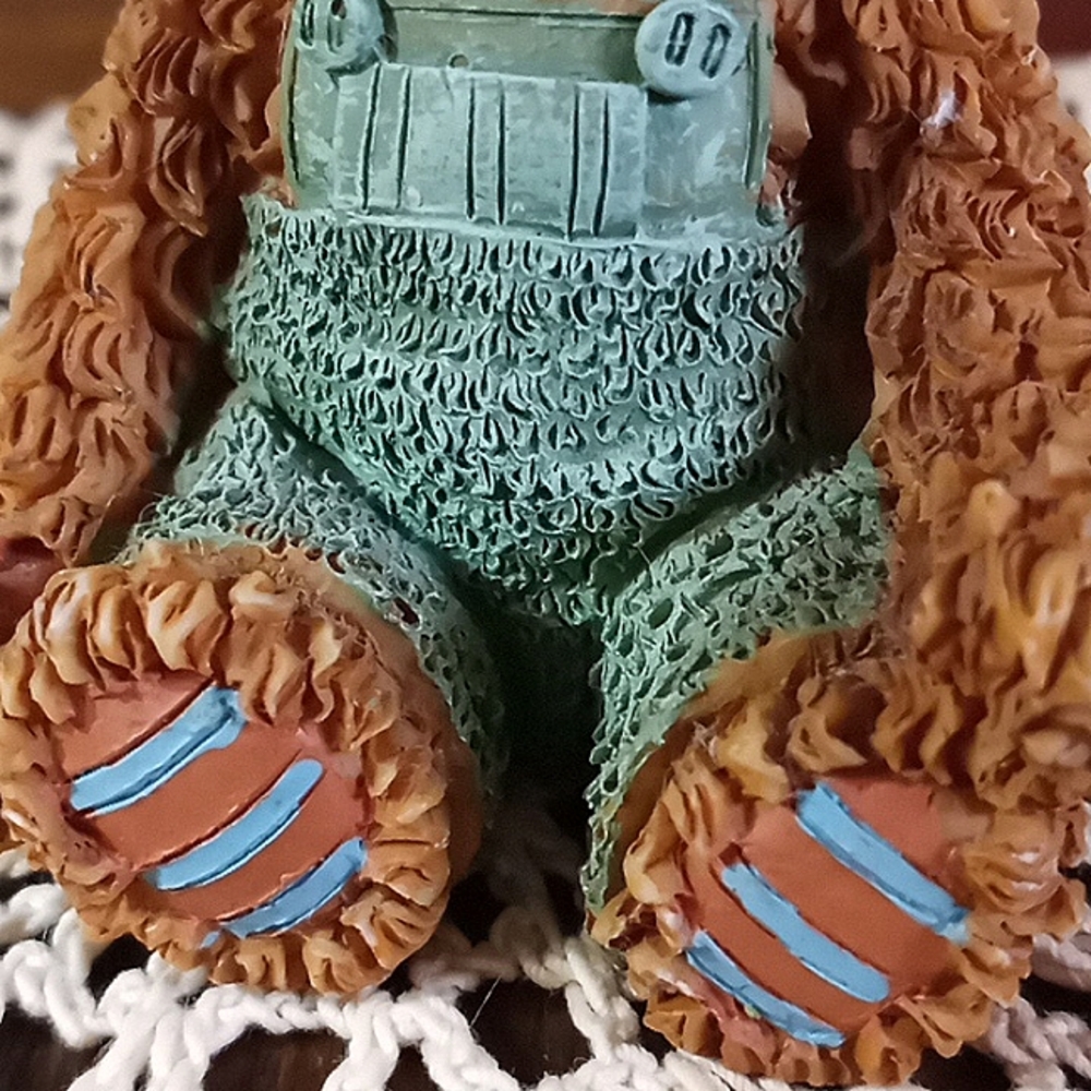 "1990" RESIN TEXTURED TEDDY BEAR WITH GREEN OVERALLS(CH/TP) - Picture 6 of 14
